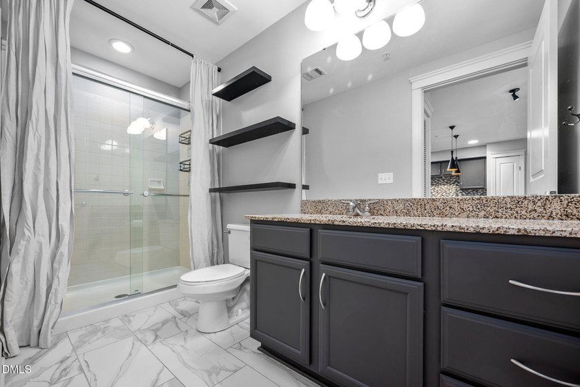Incredible 6th floor home in the highly desirable 222 Glenwood! - photo 18