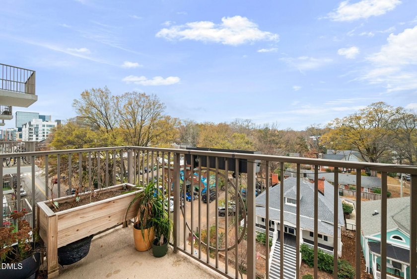 Incredible 6th floor home in the highly desirable 222 Glenwood! - photo 21