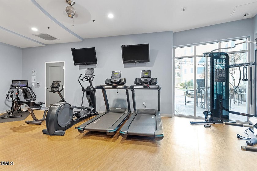 Incredible 6th floor home in the highly desirable 222 Glenwood! - photo 32