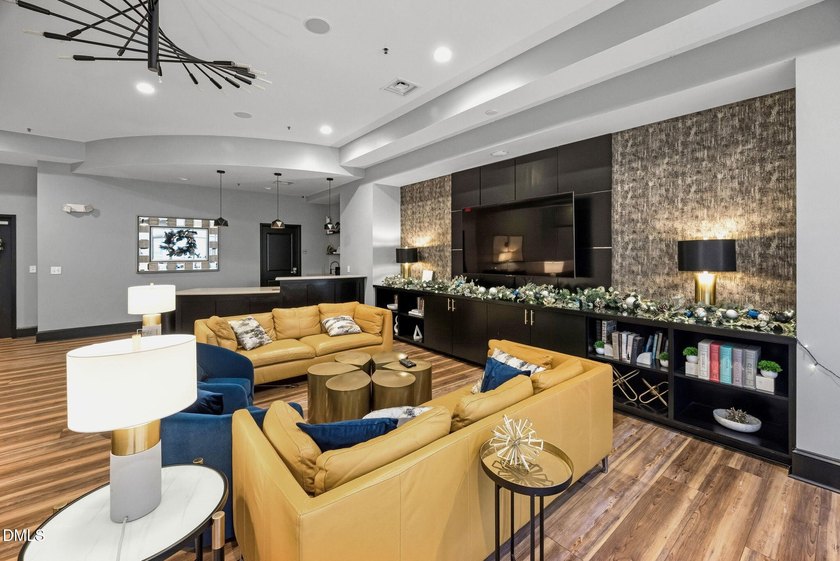 Incredible 6th floor home in the highly desirable 222 Glenwood! - photo 33