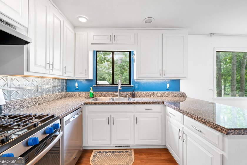 Set along the shores of Lake Lanier, this thoughtfully designed - photo 34