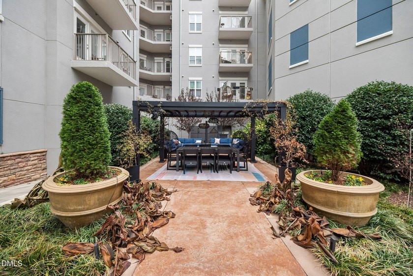 Incredible 6th floor home in the highly desirable 222 Glenwood! - photo 39