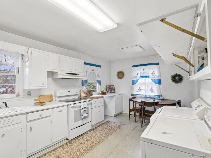 New to the market is 20 Cherry Lane in Huntington, an expansive - photo 4
