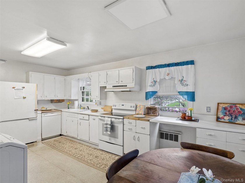 New to the market is 20 Cherry Lane in Huntington, an expansive - photo 5