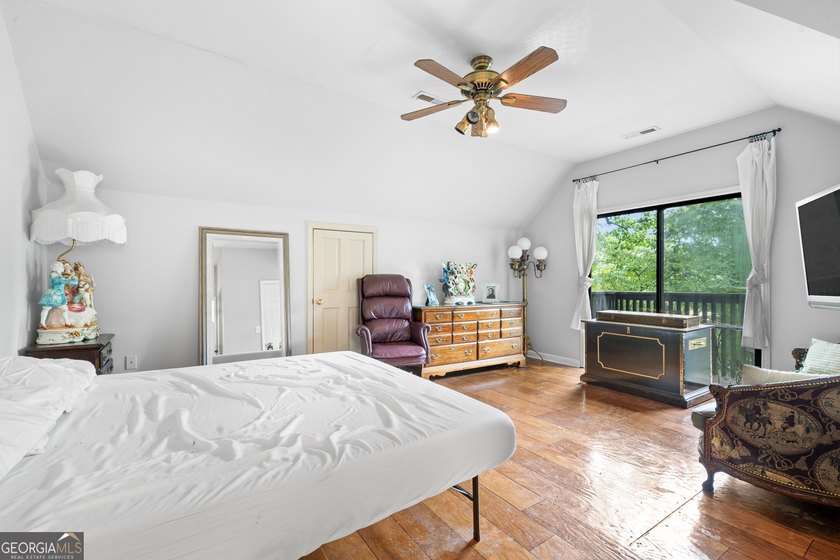 Set along the shores of Lake Lanier, this thoughtfully designed - photo 49
