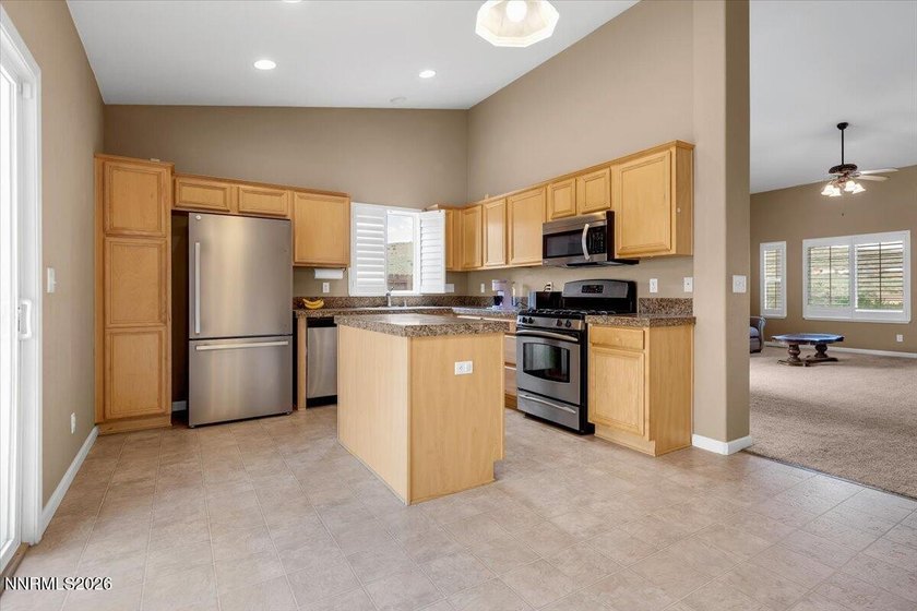 Great 3 bed,2 bath with views of the mountains and open area. It - photo 11