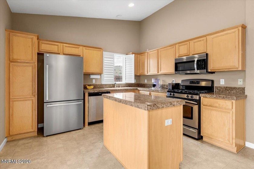Great 3 bed,2 bath with views of the mountains and open area. It - photo 12