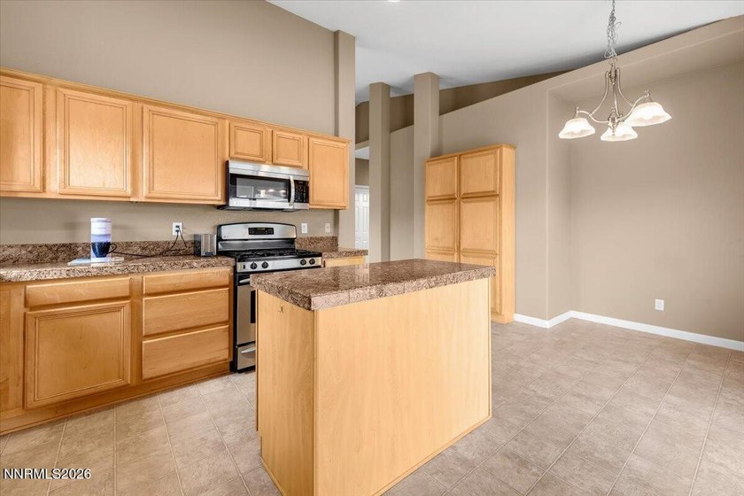 Great 3 bed,2 bath with views of the mountains and open area. It - photo 13