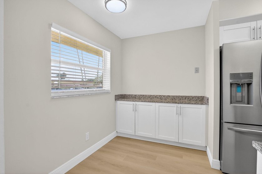 Beautifully updated corner unit in sought-after Boca Barwood! - photo 13