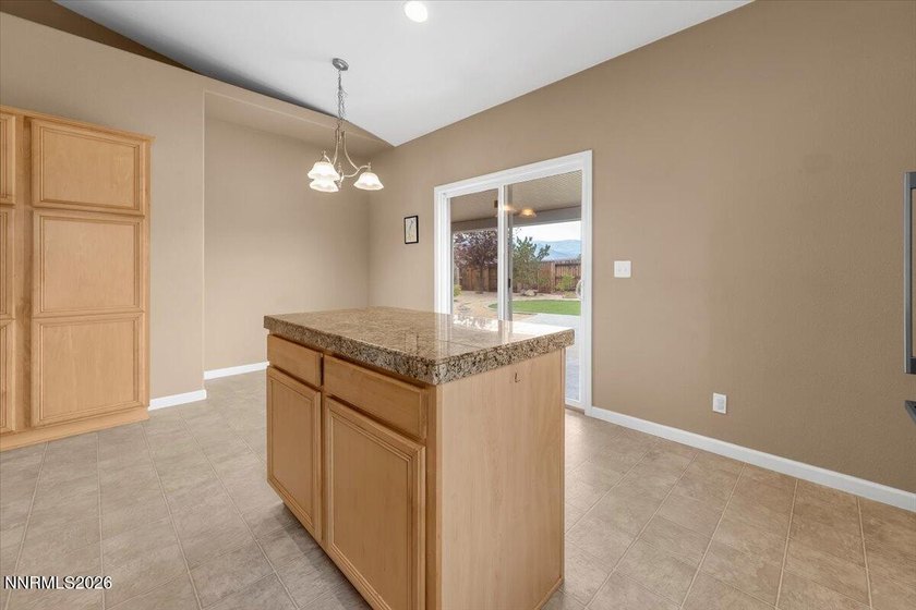 Great 3 bed,2 bath with views of the mountains and open area. It - photo 14