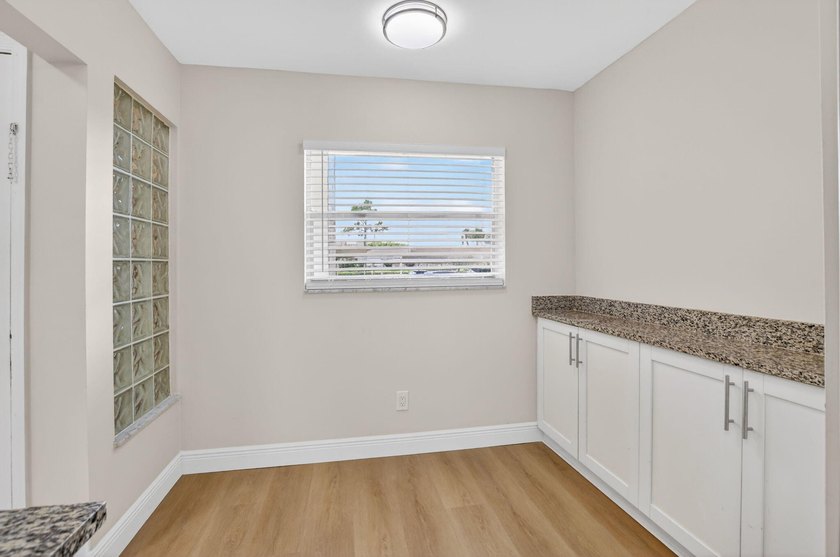 Beautifully updated corner unit in sought-after Boca Barwood! - photo 17