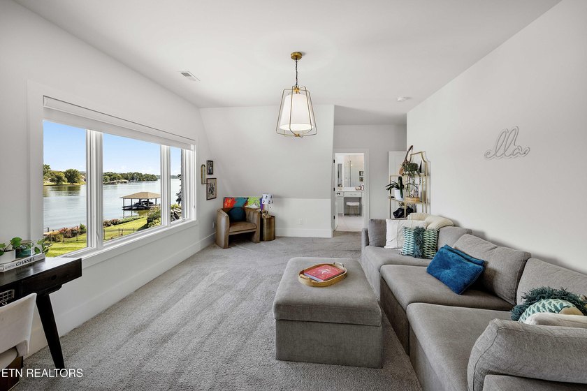Every detail has been considered in this lakefront estate in - photo 18