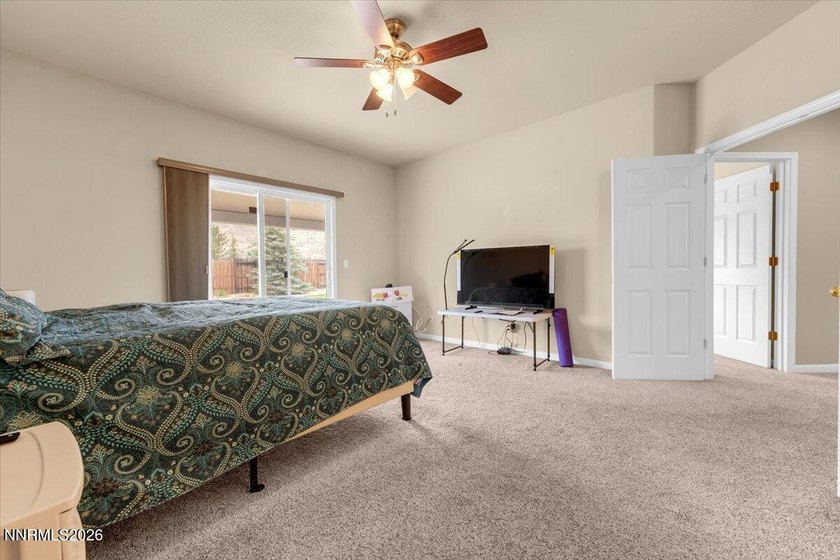 Great 3 bed,2 bath with views of the mountains and open area. It - photo 19
