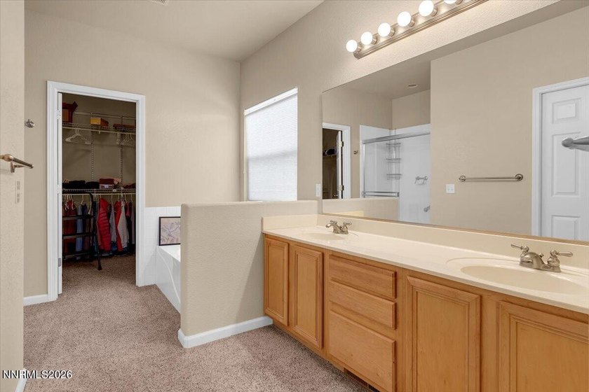 Great 3 bed,2 bath with views of the mountains and open area. It - photo 20