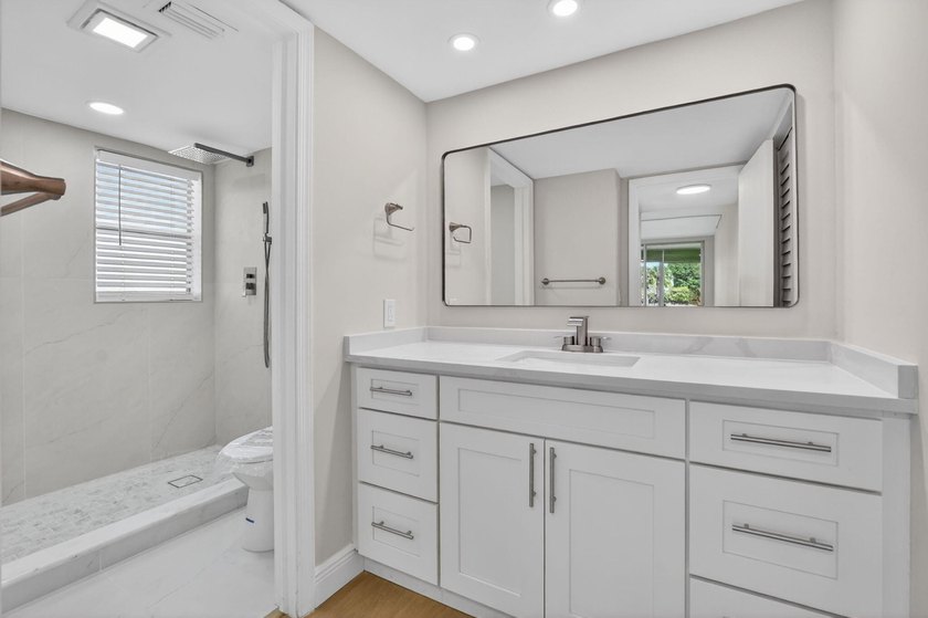 Beautifully updated corner unit in sought-after Boca Barwood! - photo 23