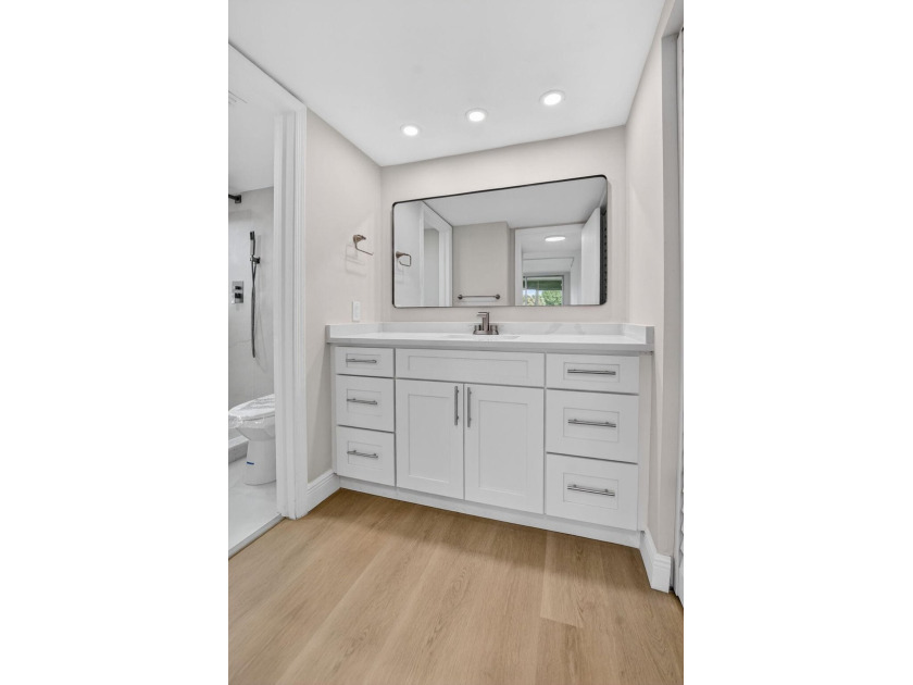 Beautifully updated corner unit in sought-after Boca Barwood! - photo 24