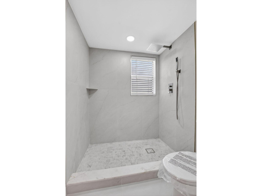 Beautifully updated corner unit in sought-after Boca Barwood! - photo 25
