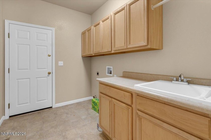 Great 3 bed,2 bath with views of the mountains and open area. It - photo 26