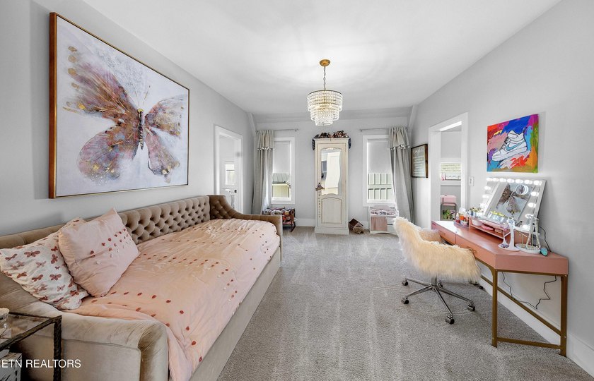 Every detail has been considered in this lakefront estate in - photo 27