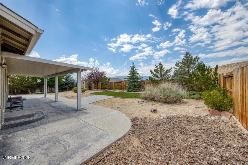 Great 3 bed,2 bath with views of the mountains and open area. It - photo 27