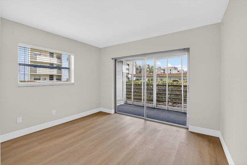 Beautifully updated corner unit in sought-after Boca Barwood! - photo 28