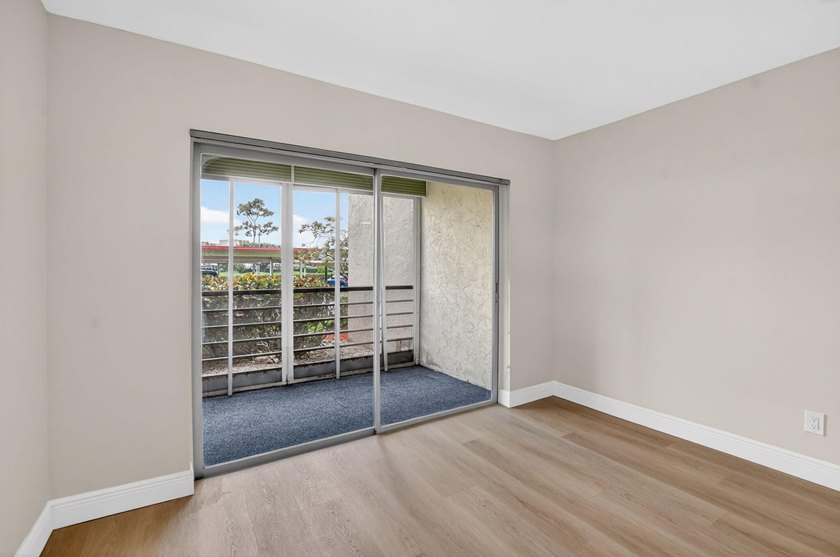 Beautifully updated corner unit in sought-after Boca Barwood! - photo 29