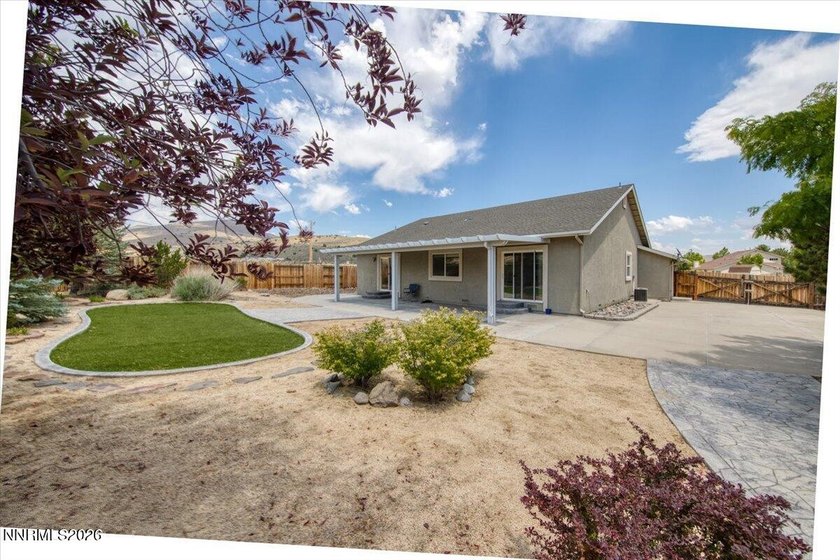 Great 3 bed,2 bath with views of the mountains and open area. It - photo 30