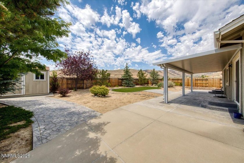 Great 3 bed,2 bath with views of the mountains and open area. It - photo 31