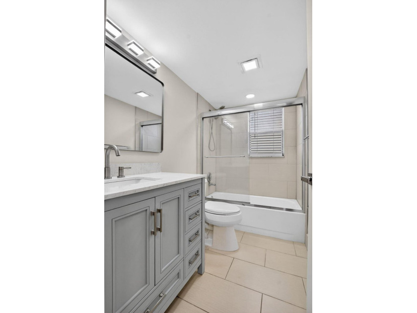 Beautifully updated corner unit in sought-after Boca Barwood! - photo 32