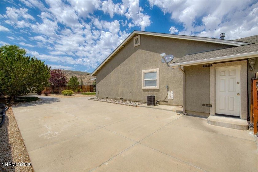 Great 3 bed,2 bath with views of the mountains and open area. It - photo 34