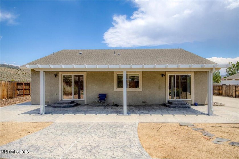Great 3 bed,2 bath with views of the mountains and open area. It - photo 36