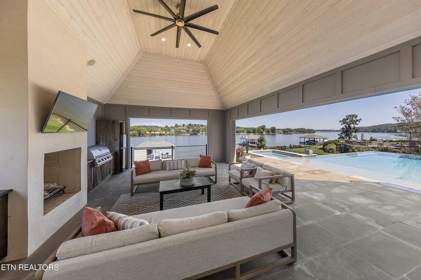 Every detail has been considered in this lakefront estate in - photo 37
