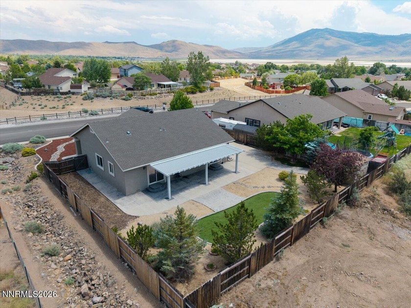 Great 3 bed,2 bath with views of the mountains and open area. It - photo 38