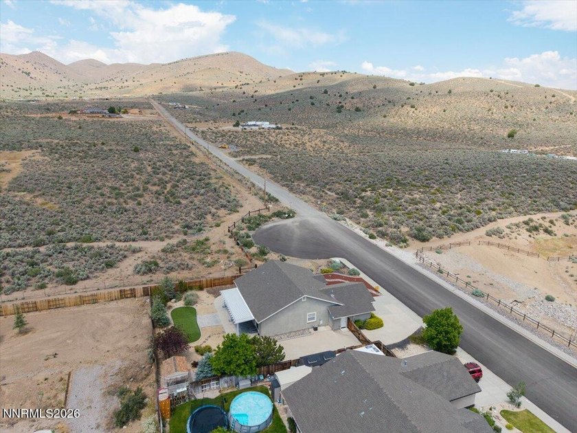 Great 3 bed,2 bath with views of the mountains and open area. It - photo 41