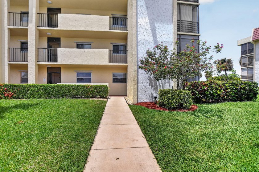 Beautifully updated corner unit in sought-after Boca Barwood! - photo 44