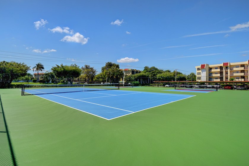 Beautifully updated corner unit in sought-after Boca Barwood! - photo 48