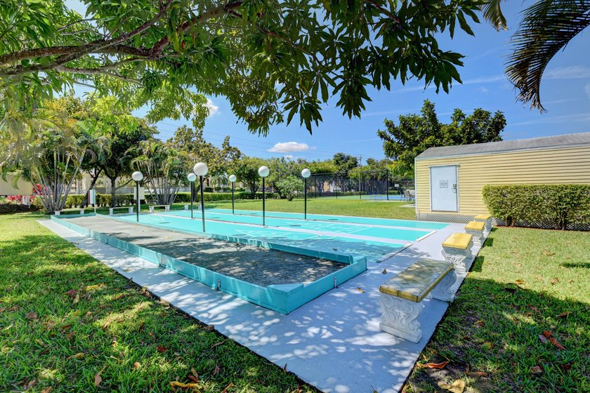 Beautifully updated corner unit in sought-after Boca Barwood! - photo 50
