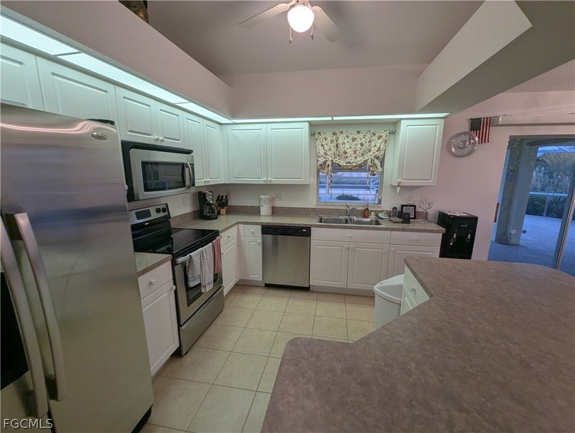 Fabulous 4/2/2 fresh water canal pool home with heated pool - photo 11