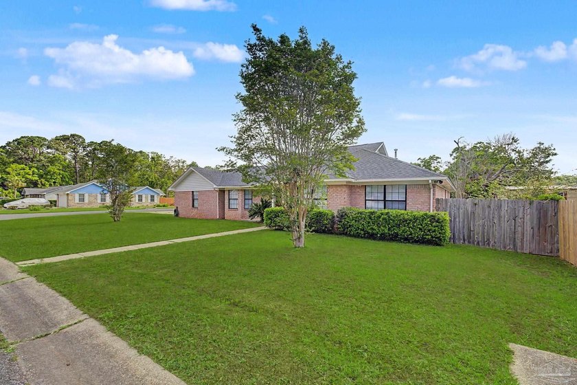 Welcome to this spacious and inviting 3-bedroom, 2-bath home - photo 5