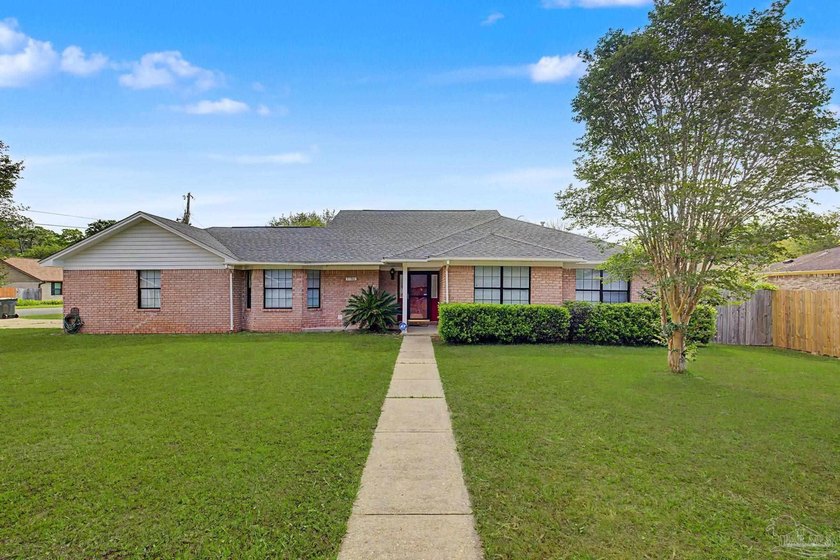 Welcome to this spacious and inviting 3-bedroom, 2-bath home - photo 6