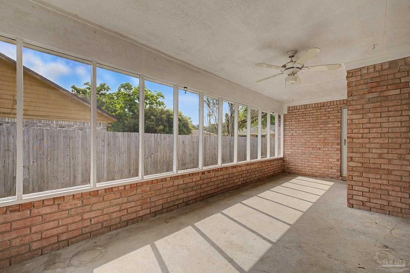 Welcome to this spacious and inviting 3-bedroom, 2-bath home - photo 10