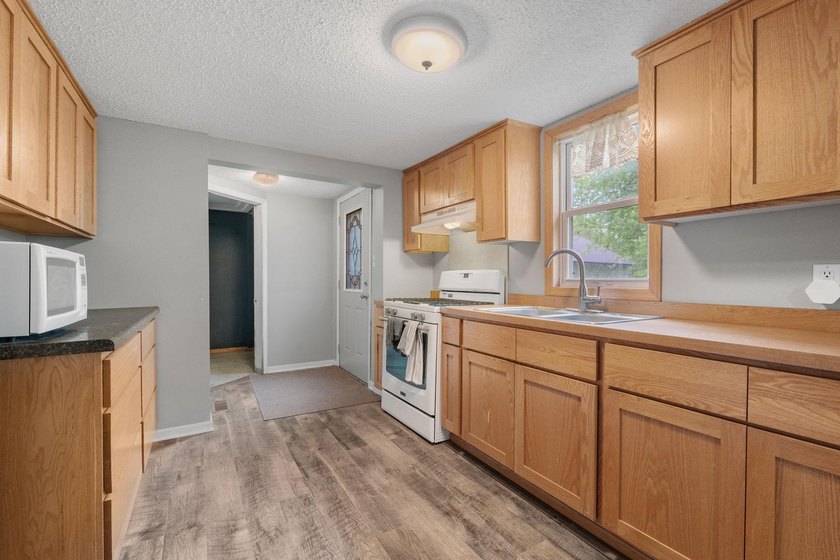 Enjoy private, peaceful one-level living just a short walk from - photo 3