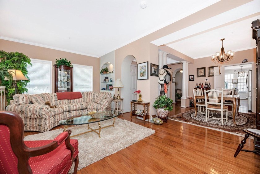 This beautifully updated end-unit Colonial townhouse in the Mill - photo 5