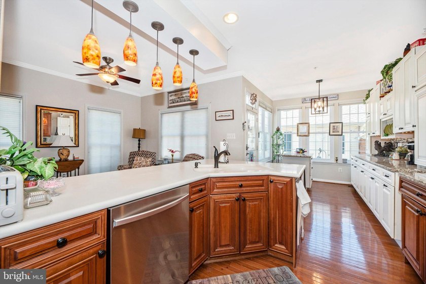 This beautifully updated end-unit Colonial townhouse in the Mill - photo 7