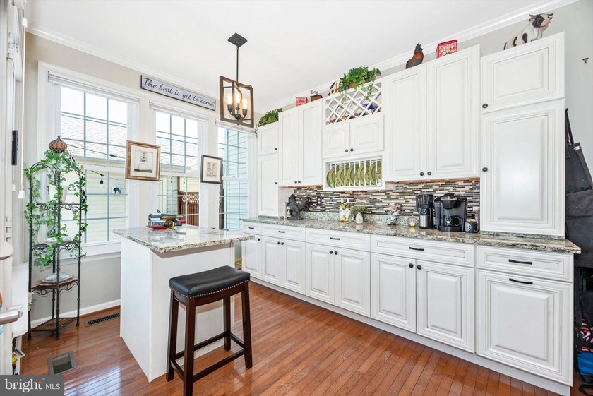 This beautifully updated end-unit Colonial townhouse in the Mill - photo 8