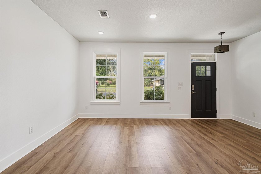 SELLER SAYS - THIS MUST GO! Now priced BELOW comps &amp; ideally - photo 3