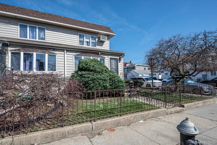 Welcome to this beautifully maintained 2-bedroom, 1.5-bath home - photo 4