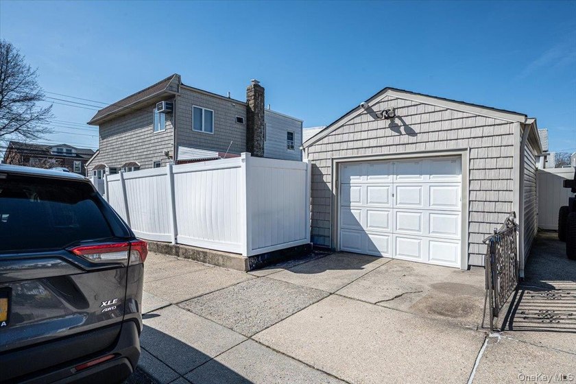 Welcome to this beautifully maintained 2-bedroom, 1.5-bath home - photo 5