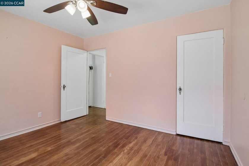 Rare Investment / Live-in Opportunity! A charming and highly - photo 17