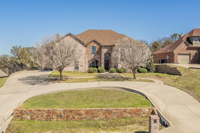 Exquisite Lakeside Luxury in the Resort at Eagle Mountain Lake - photo 2